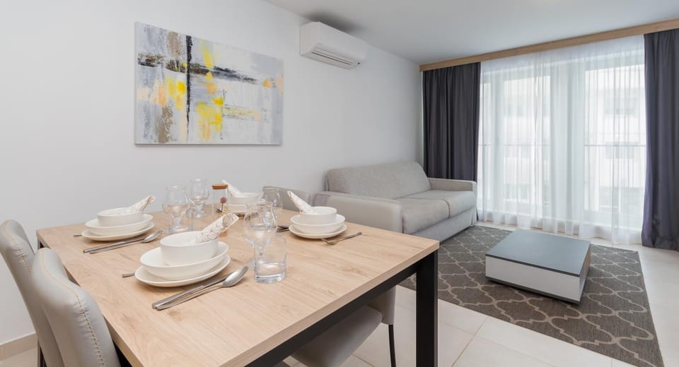 Living room, Seating area, Dining area, air conditioner
