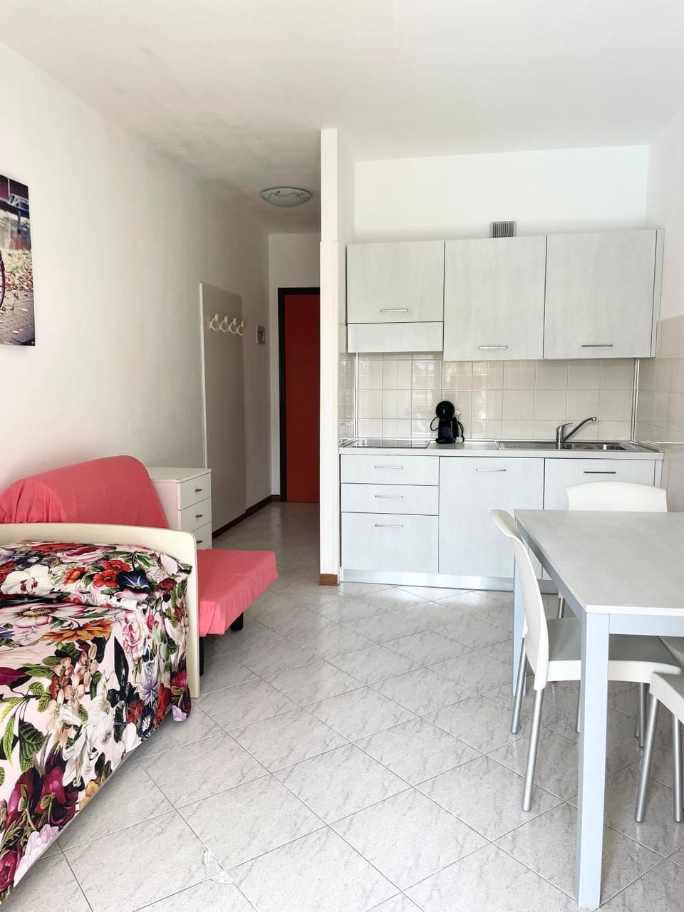 Bed, Kitchen or kitchenette, stove