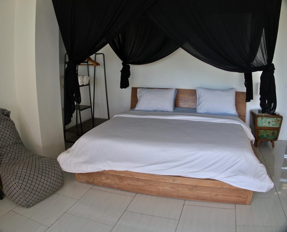 Shower, Bed, TV and multimedia, Bedroom, air conditioner