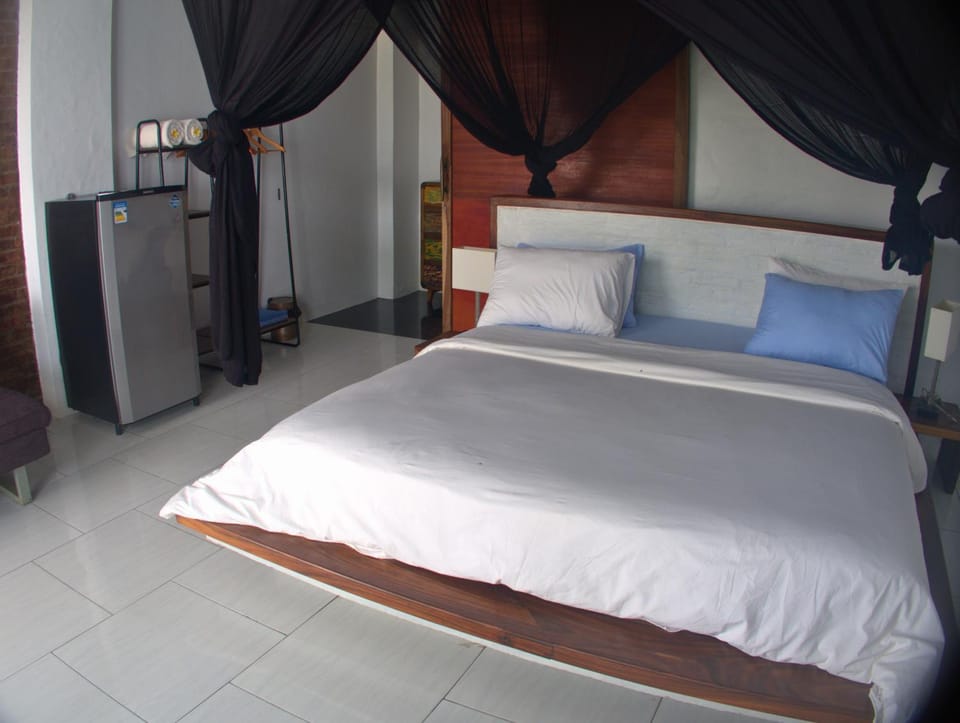 Shower, Bed, TV and multimedia, air conditioner