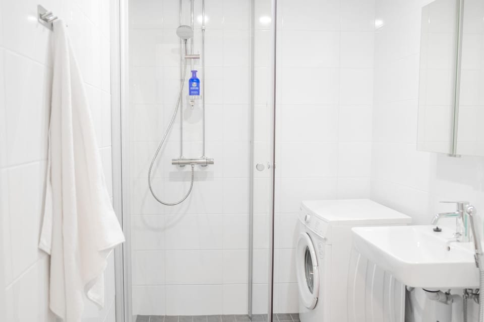 Shower, Bathroom, towels, washing machine