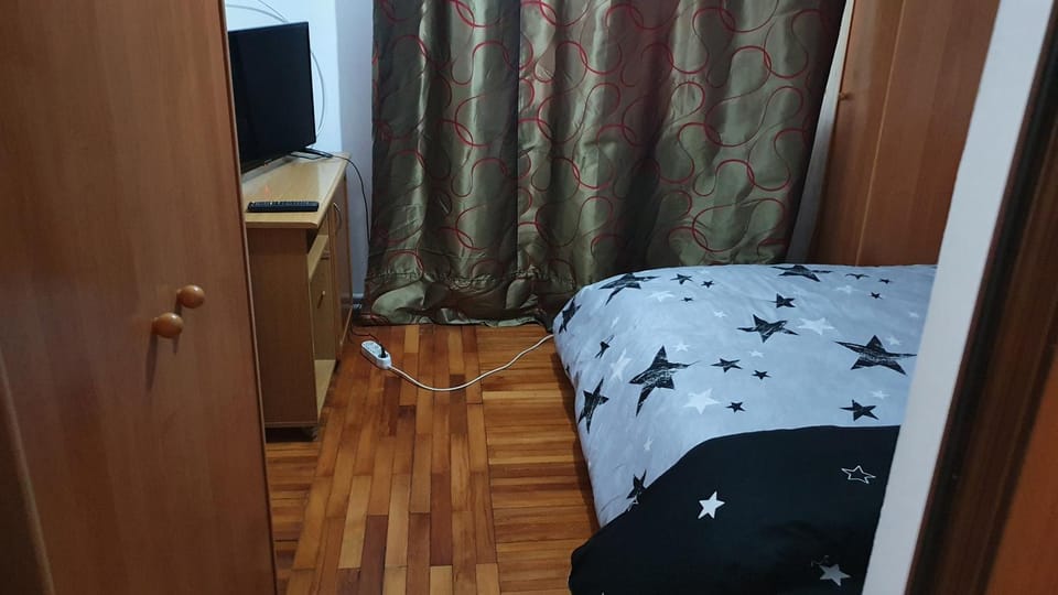 Bed, TV and multimedia, Photo of the whole room, wardrobe