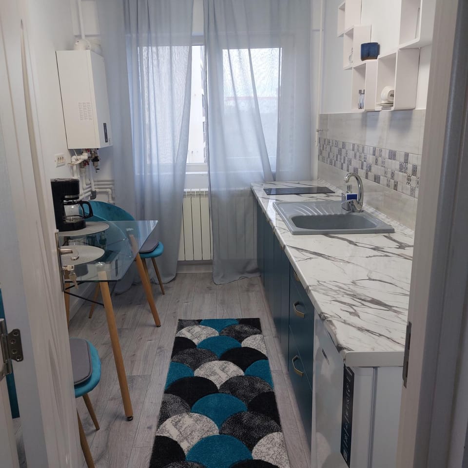 Kitchen or kitchenette, Dining area, stove