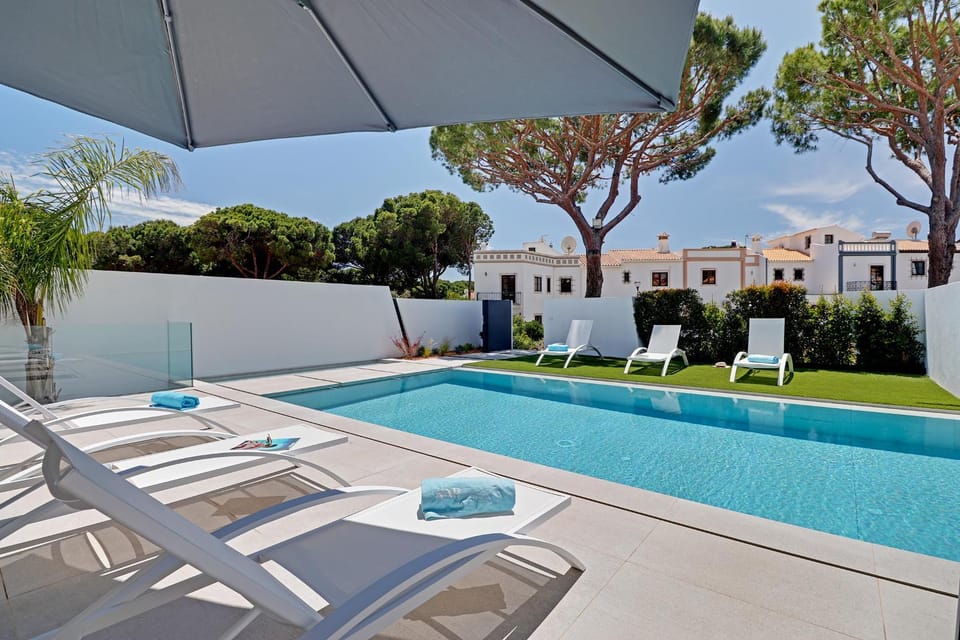 Pool view, Swimming pool, sunbed