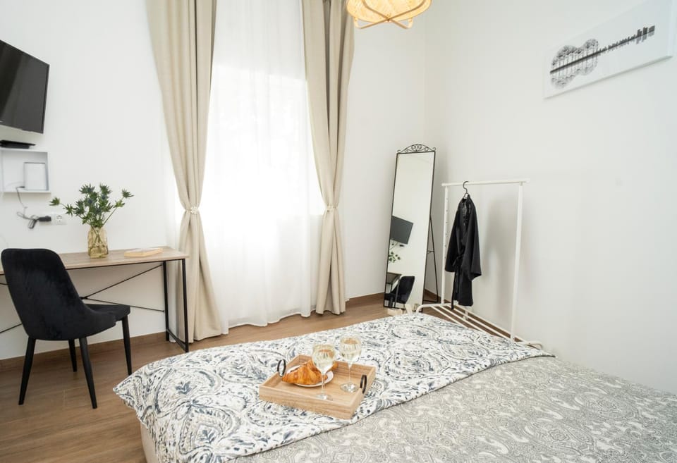 Bed, Bedroom, hair dresser