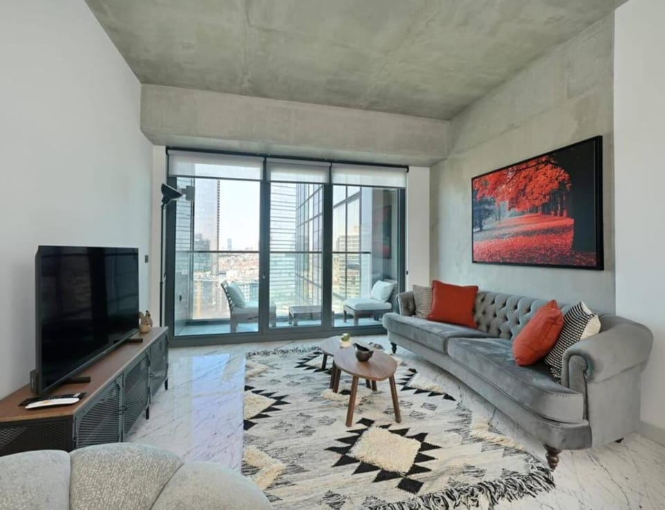 Bright Lovely Modern 2BD25 Condo PoolGym! #220 House in Istanbul