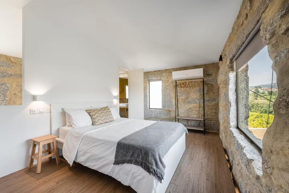 Bed, Natural landscape, Photo of the whole room, Bedroom