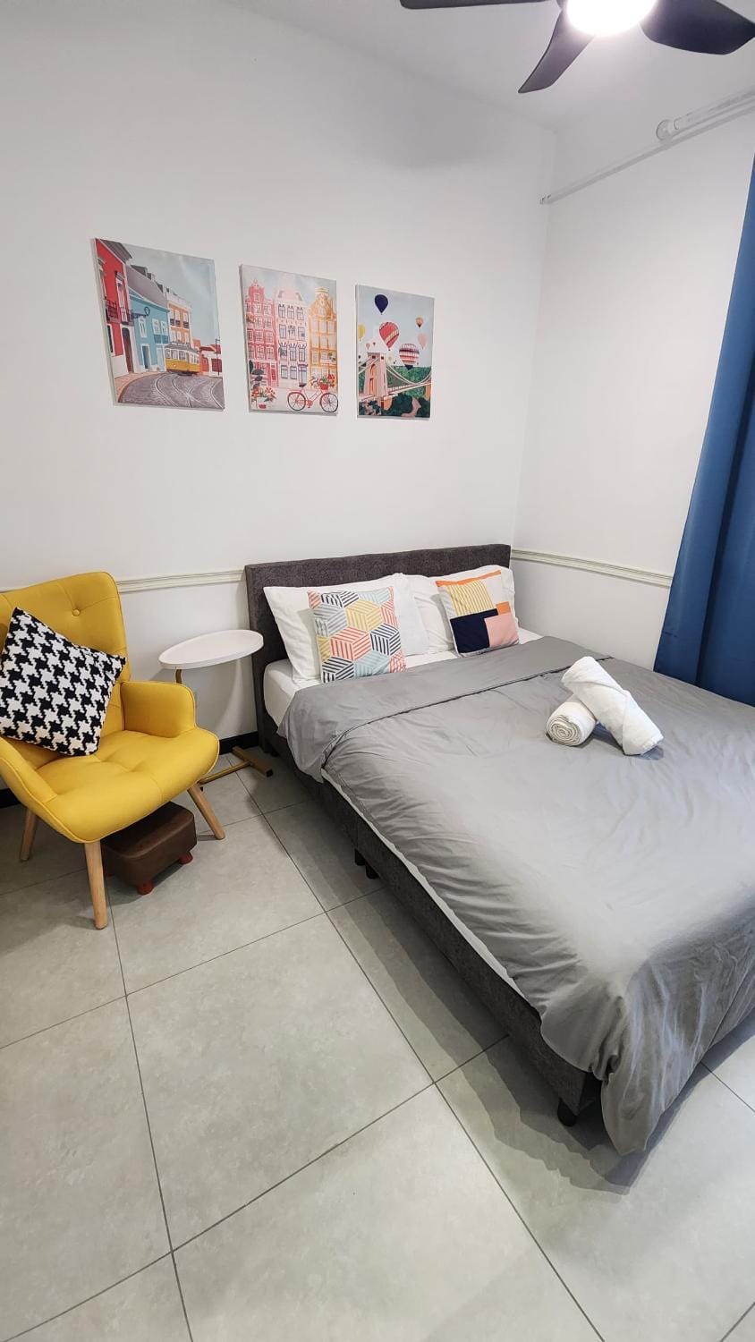 Bed, Photo of the whole room, Seating area, Bedroom