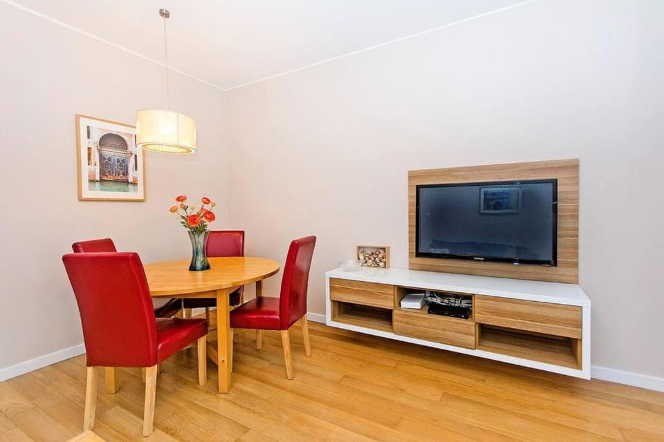 TV and multimedia, Living room, Photo of the whole room, Seating area, Dining area, Area and facilities