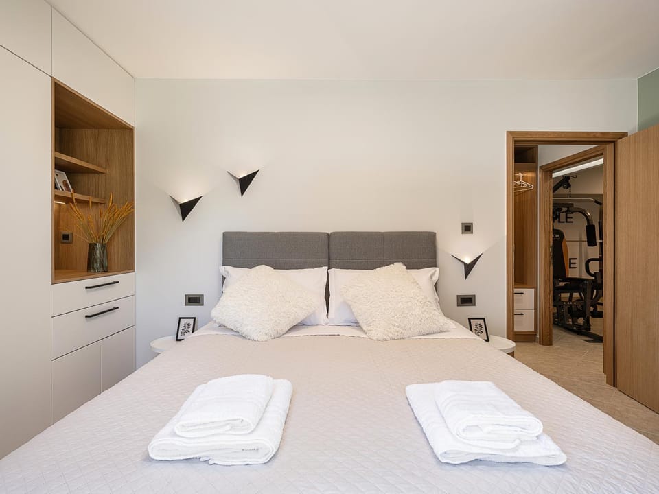 Bed, Photo of the whole room, Bedroom, wardrobe