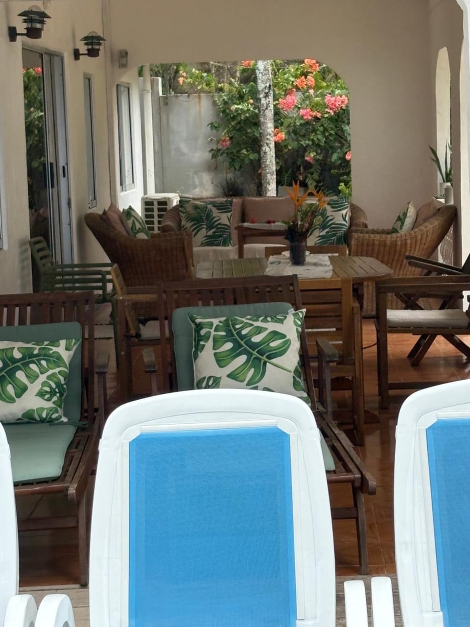 Property building, Balcony/Terrace, Balcony/Terrace, Seating area, Dining area, sunbed