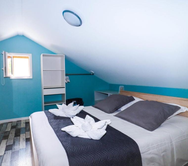 Bed, Photo of the whole room, Bedroom, towels