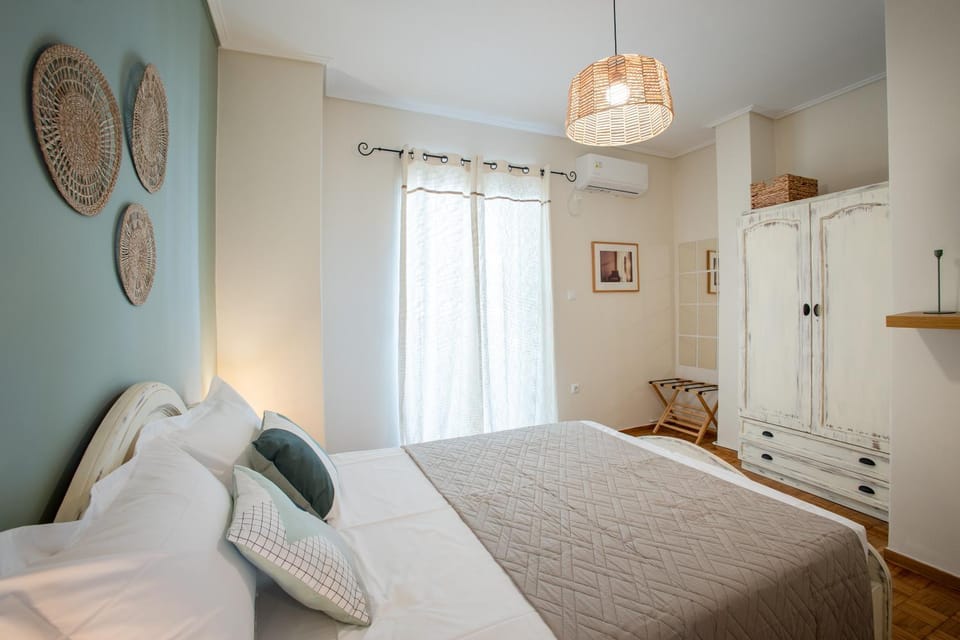 Photo of the whole room, Bedroom, wardrobe