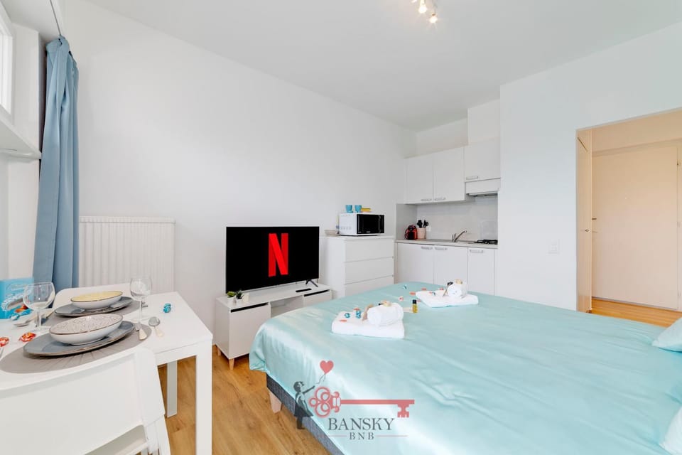 Bed, TV and multimedia, Photo of the whole room, Dining area, Bedroom