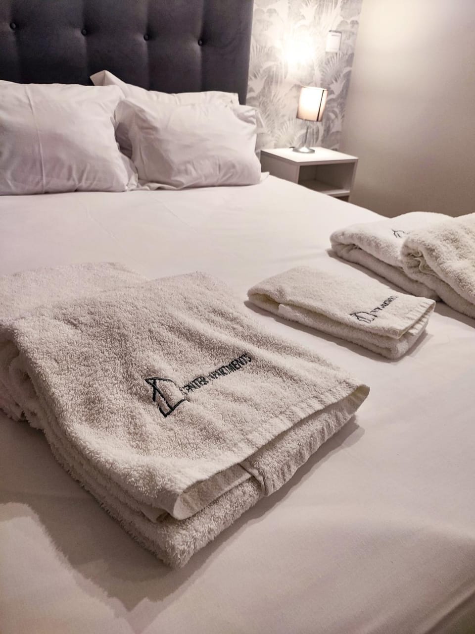 Bed, Bedroom, towels
