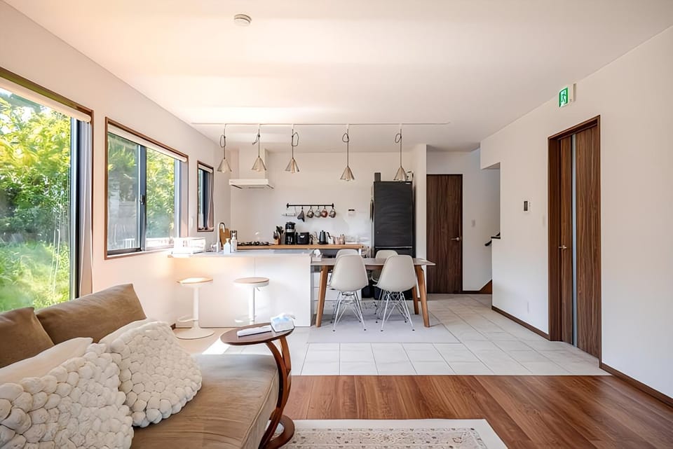 Kitchen or kitchenette, Living room, Seating area, Dining area