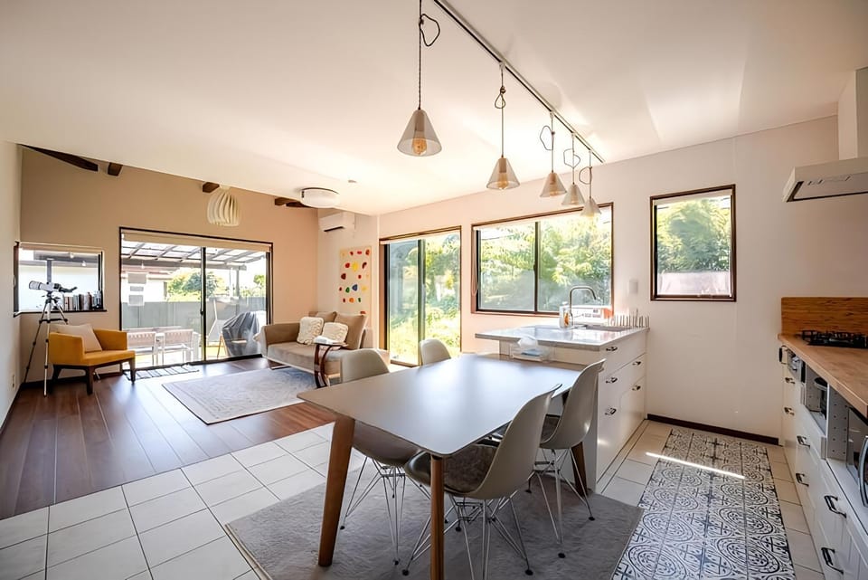 Kitchen or kitchenette, Living room, Seating area, Dining area, stove