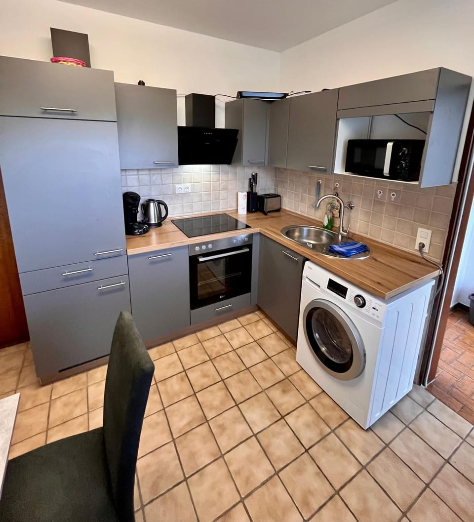Coffee/tea facilities, Kitchen or kitchenette, dishwasher, oven, pet friendly, stove, toaster, washing machine
