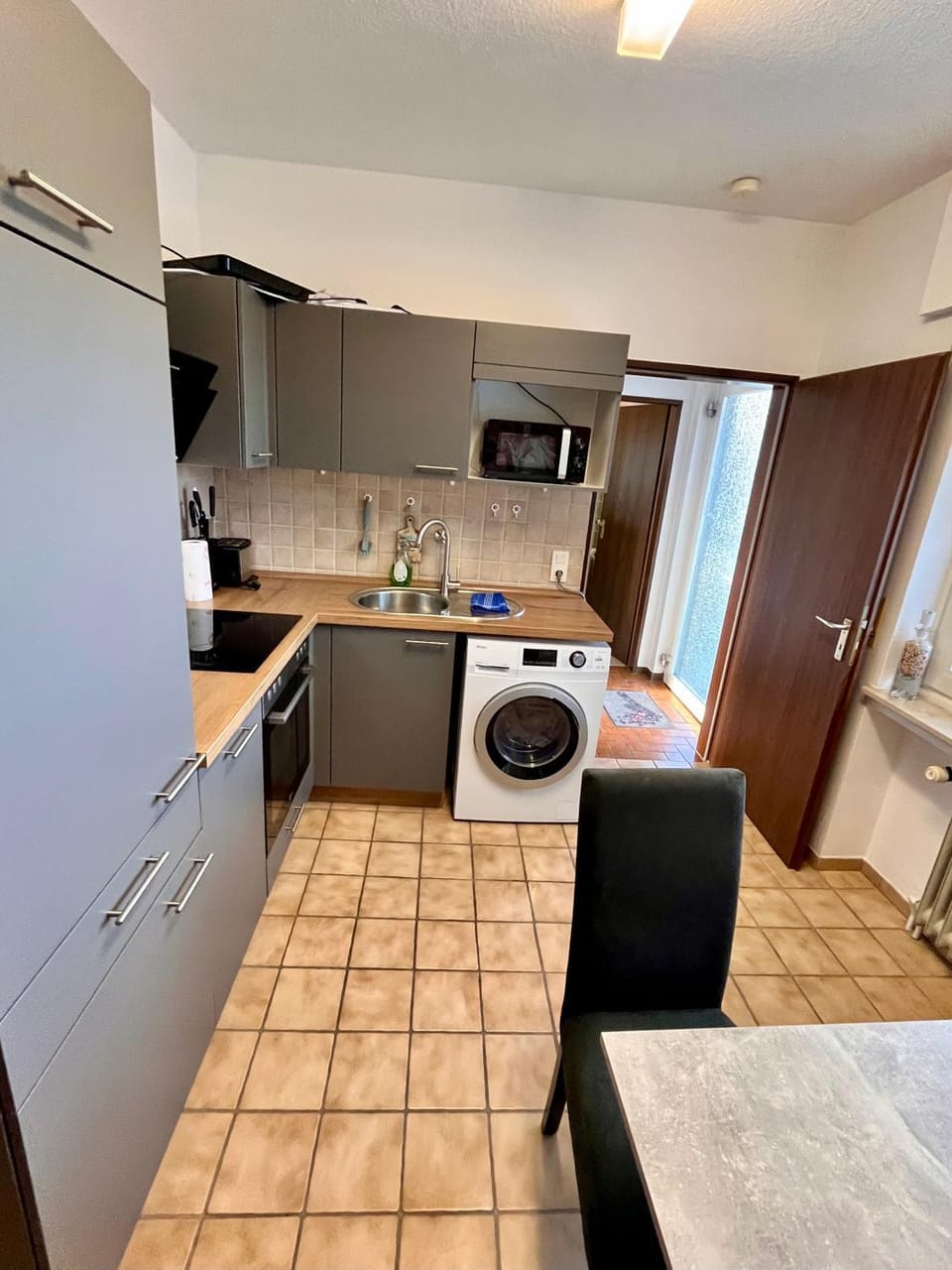Kitchen or kitchenette, dishwasher, minibar, stove, washing machine