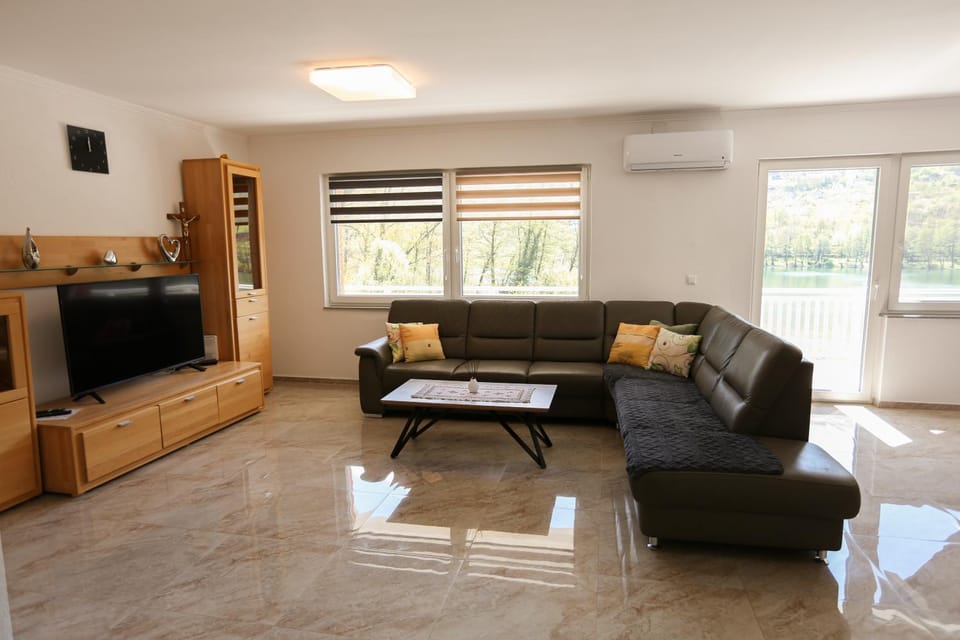 Communal lounge/ TV room, TV and multimedia, Living room, Lake view