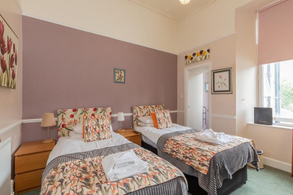 Bed, Bathroom, Photo of the whole room, Decorative detail, Bedroom, Garden view