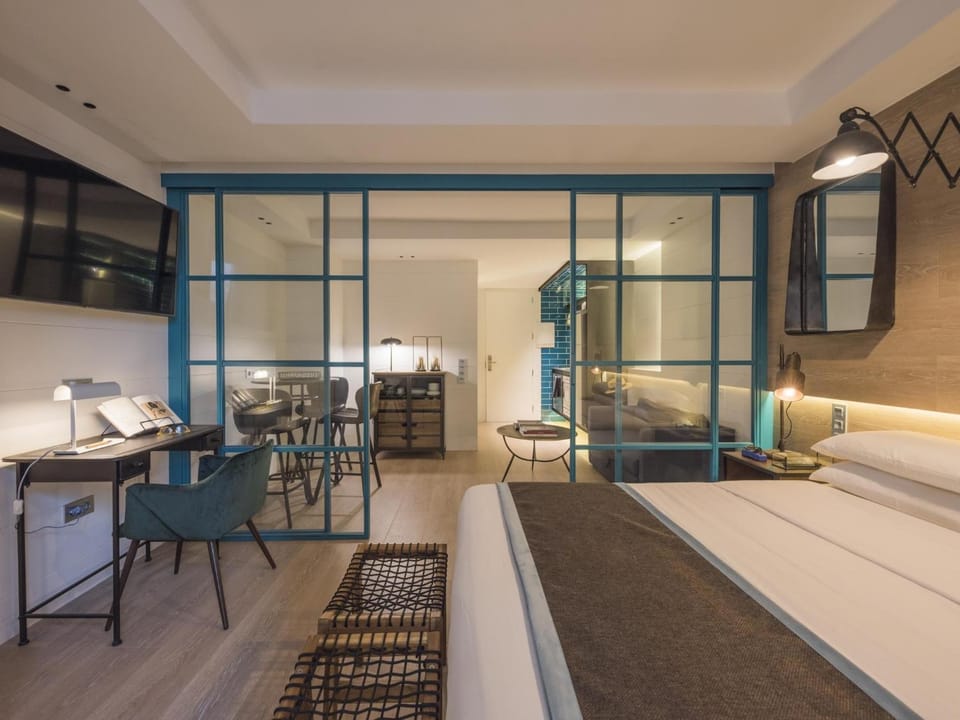 Living room, Photo of the whole room, Seating area, Bedroom