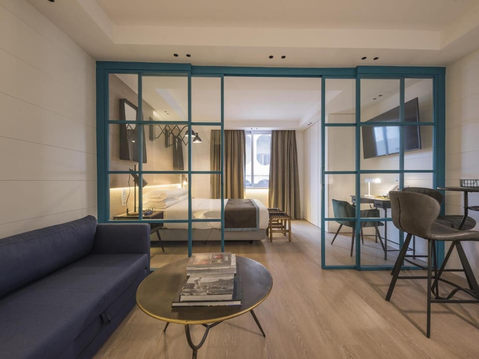 Bed, Living room, Photo of the whole room, Dining area, Bedroom