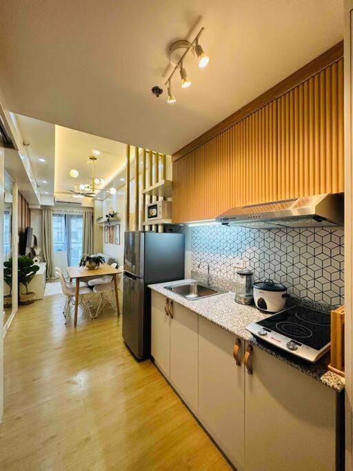 Kitchen or kitchenette, minibar, stove