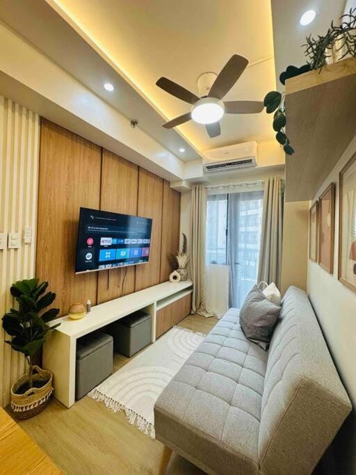 Communal lounge/ TV room, TV and multimedia, Living room, Seating area, Evening entertainment, fireplace, air conditioner