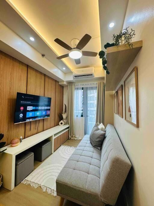 Communal lounge/ TV room, TV and multimedia, Living room, Seating area, Evening entertainment, fireplace, air conditioner