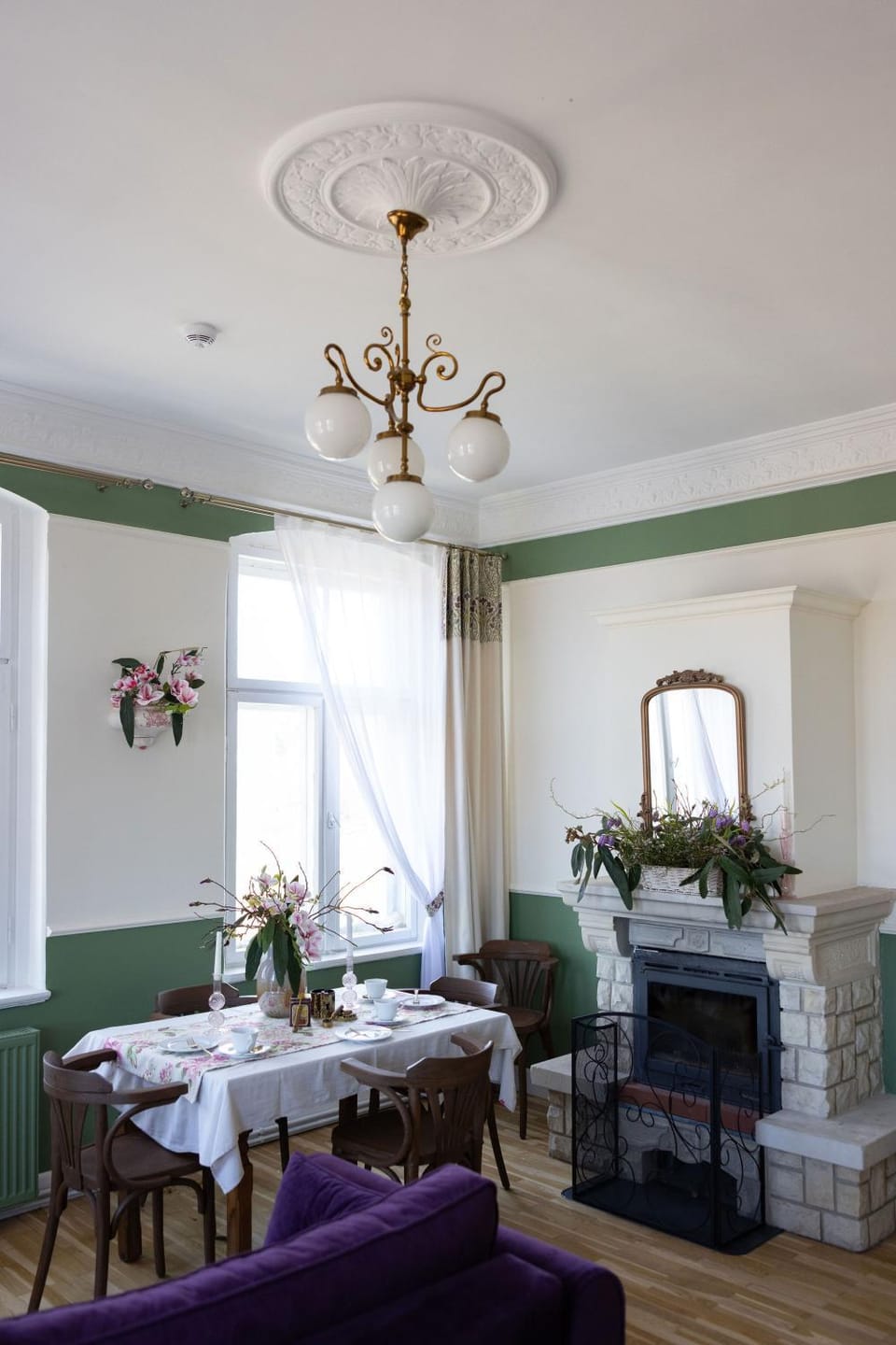 Living room, Seating area, Dining area, fireplace