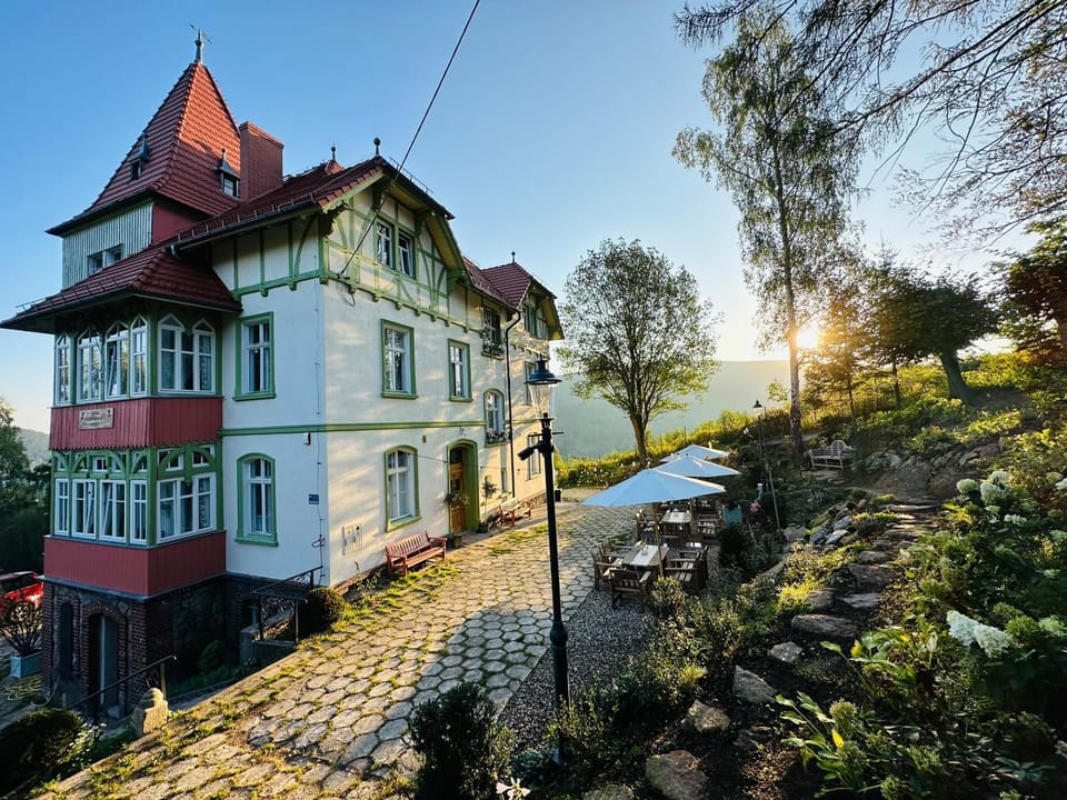 Property building, Spring, Day, Natural landscape, Garden, Garden view