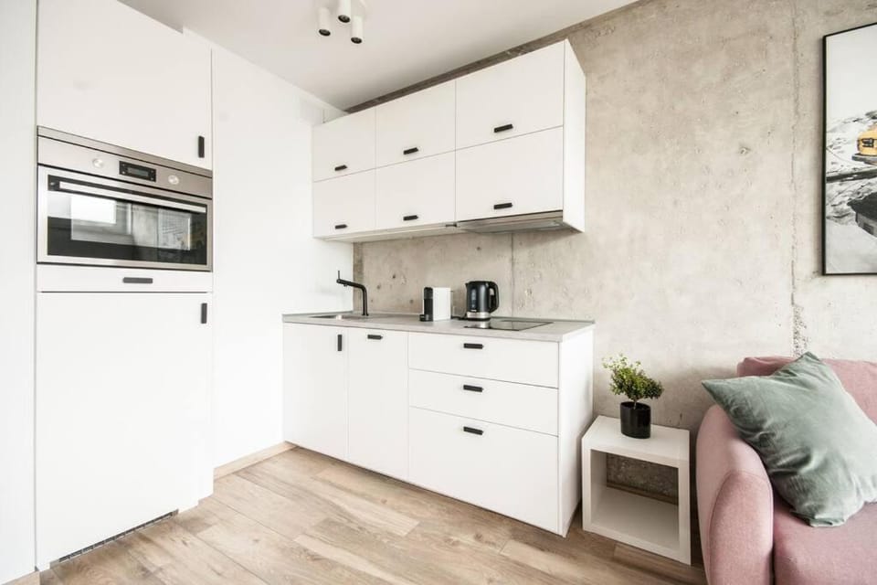 Coffee/tea facilities, Kitchen or kitchenette, oven, stove