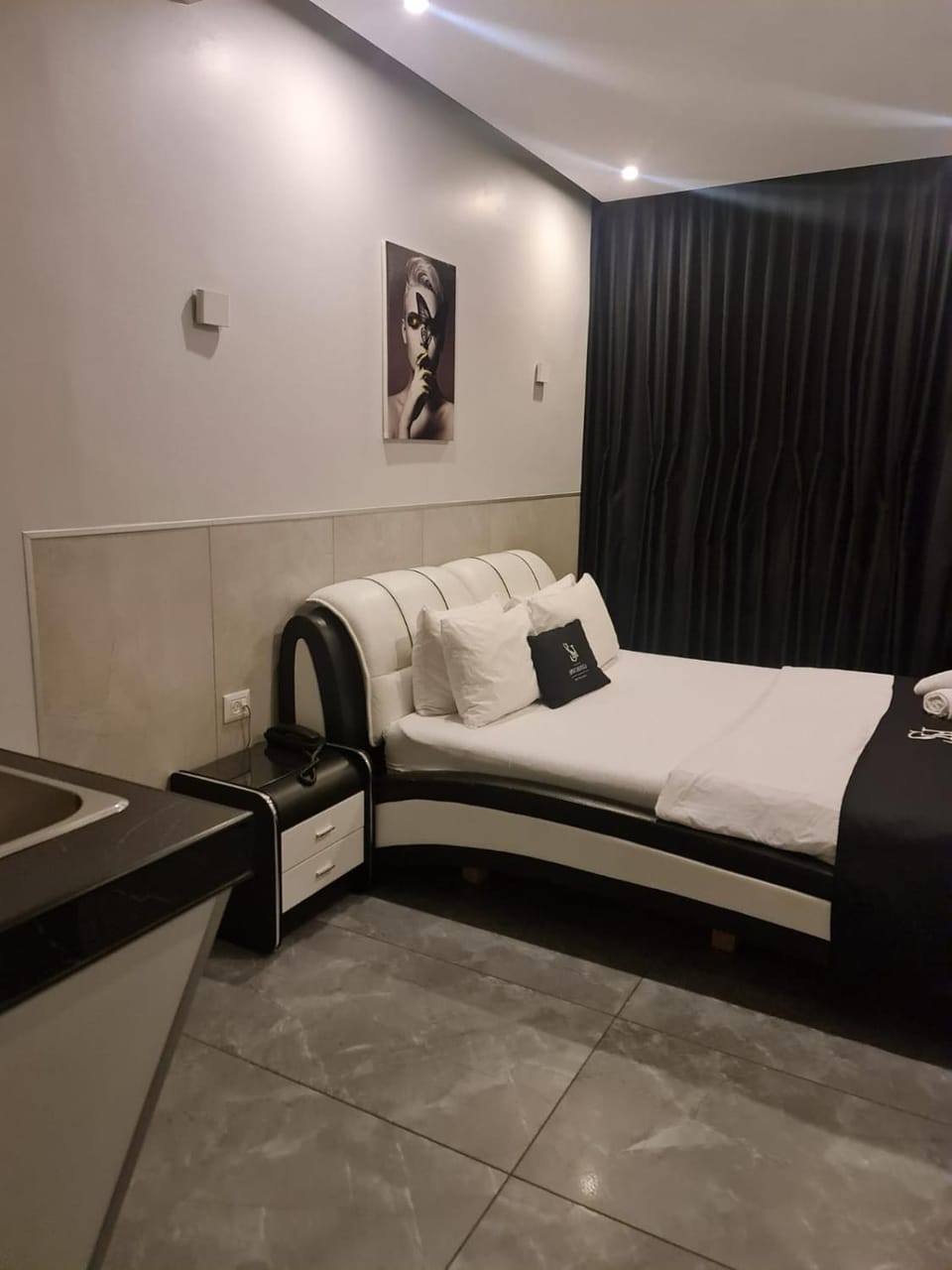 Photo of the whole room, Bedroom