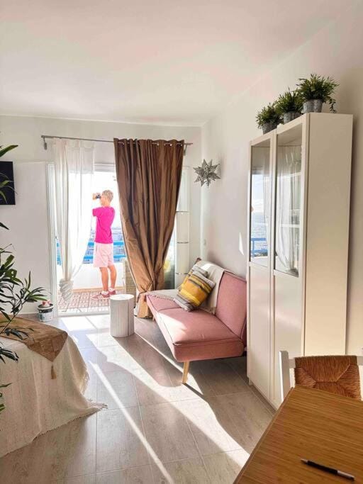 Living room, Photo of the whole room