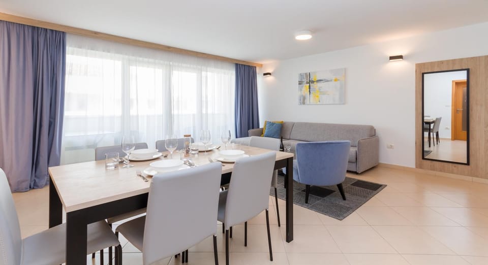 Living room, Food and drinks, Dining area