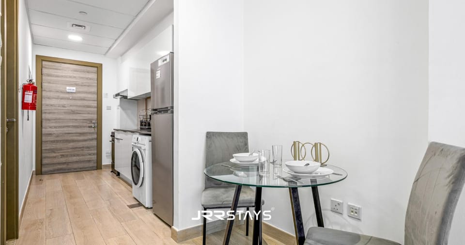 Kitchen or kitchenette, Living room, Seating area, Dining area, stove, washing machine