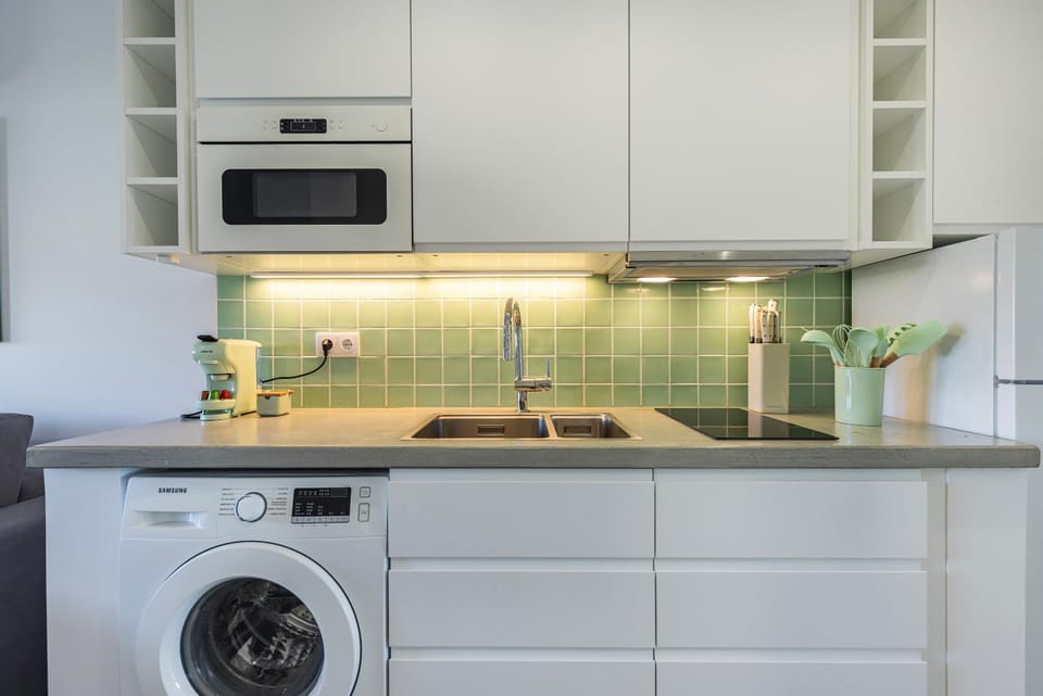 Kitchen or kitchenette, minibar, stove, washing machine