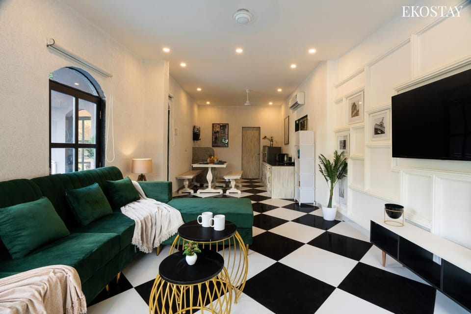 Communal lounge/ TV room, TV and multimedia, Living room, Seating area, Evening entertainment