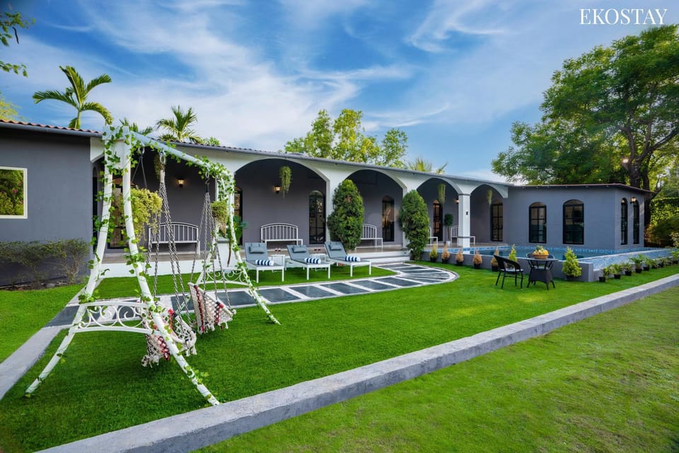 Property building, Spring, Day, Natural landscape, Garden, Garden view, sunbed