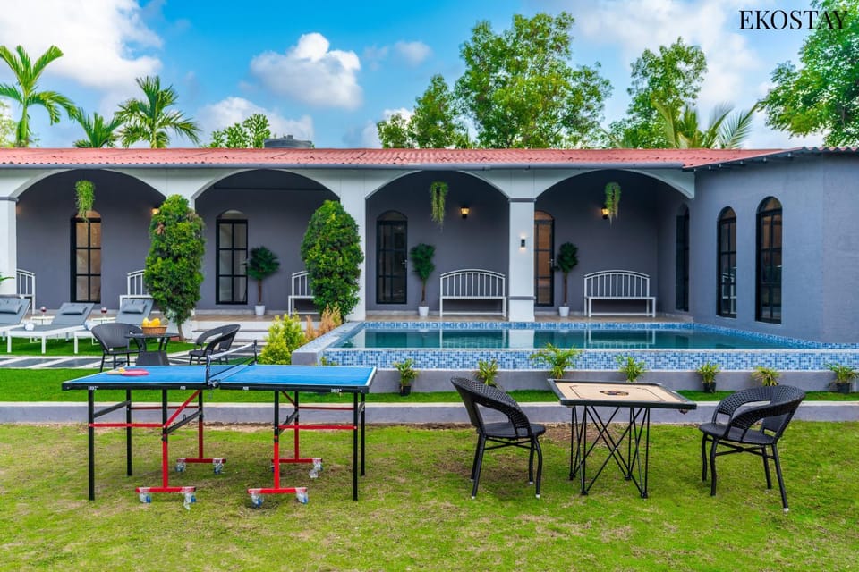 Property building, Patio, Day, Pool view, Swimming pool, sunbed