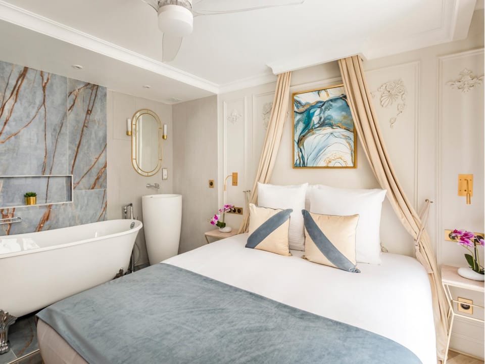 Bed, Bathroom, Photo of the whole room, Bedroom, Bath