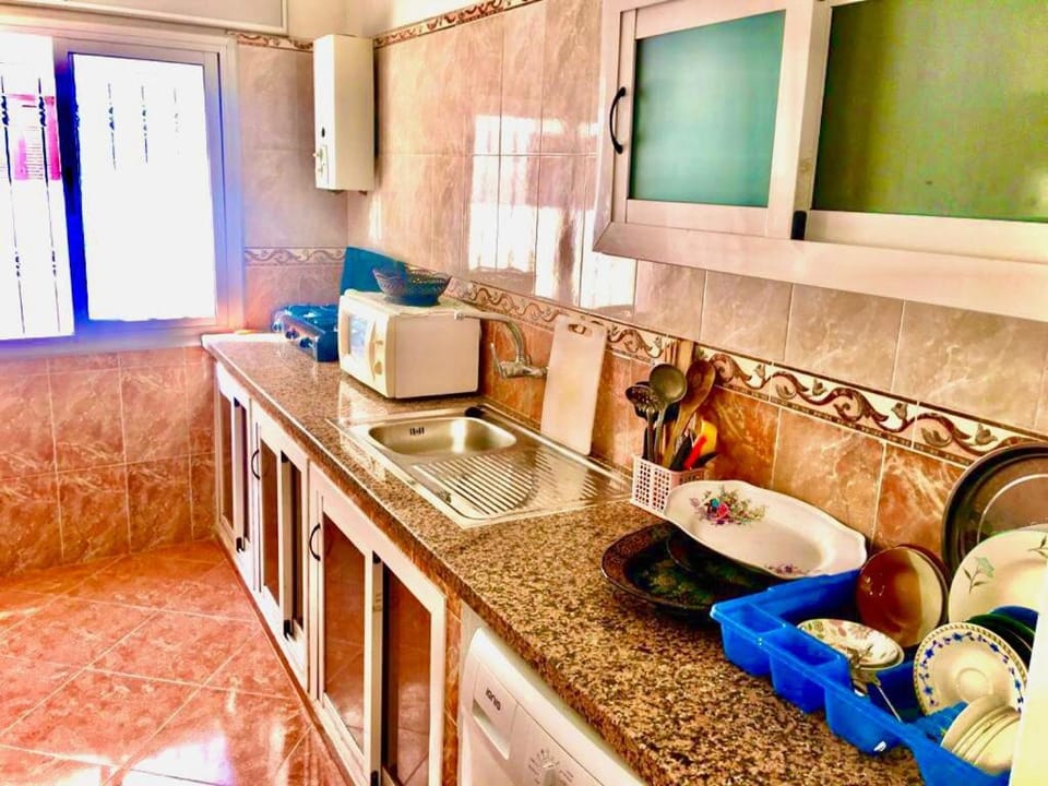 Kitchen or kitchenette, minibar