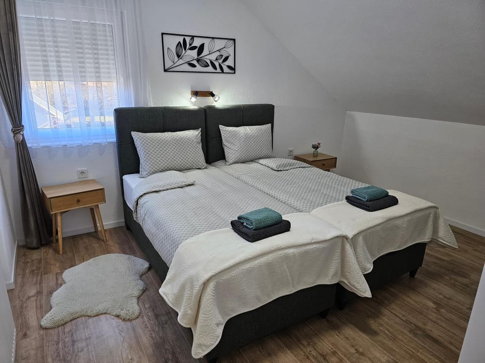 Bed, Photo of the whole room, Bedroom, towels