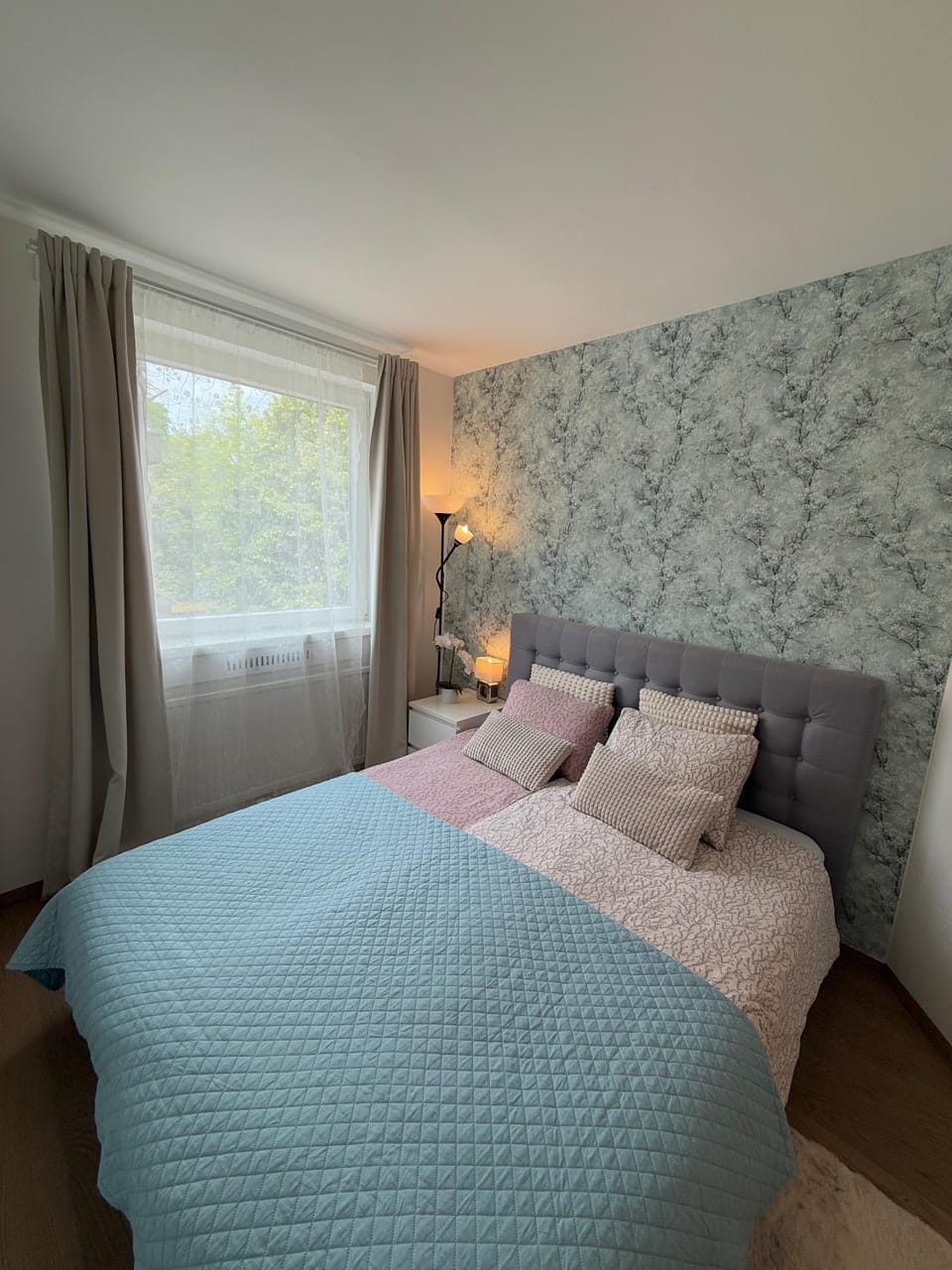 Bed, Neighbourhood, Balcony/Terrace, Living room, Photo of the whole room, Decorative detail, Bedroom, Guests, City view, Street view, Alcoholic drinks, Non alcoholic drinks, children, older children, heating, toaster, trouser press, wardrobe, washing machine, air conditioner