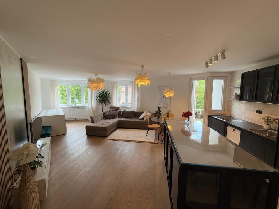 TV and multimedia, View (from property/room), View (from property/room), Kitchen or kitchenette, Living room, Seating area, Dining area, City view, City view, Landmark view, Landmark view, Street view, Street view, Quiet street view, stove, stove, kitchen, kitchen