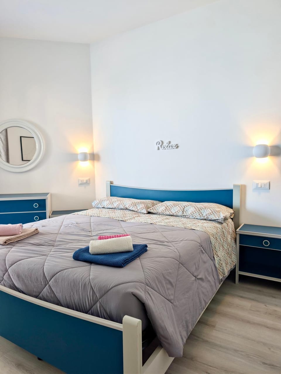 Bed, Photo of the whole room, Bedroom, towels