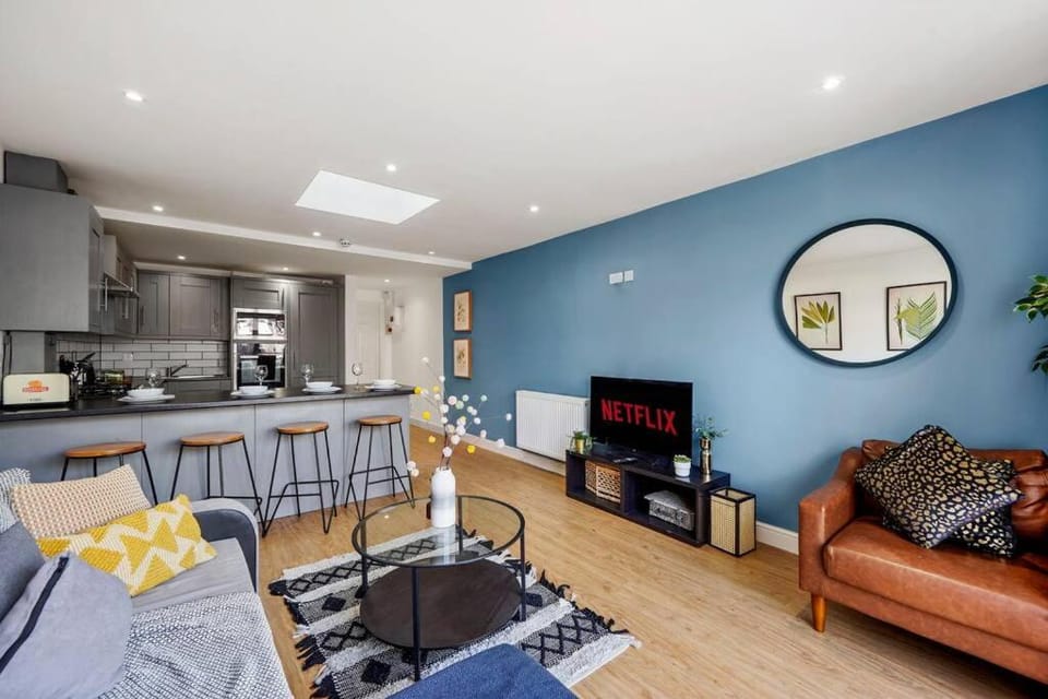 Lovely Bristol Gem - Sleeps 23 Apartment in Bristol