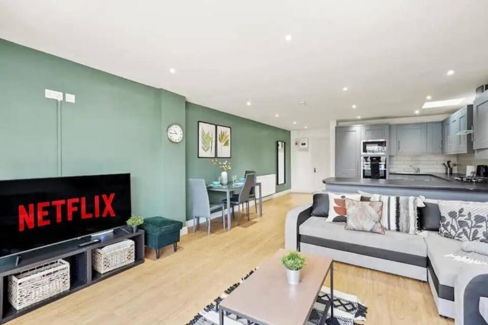 Lovely Bristol Gem - Sleeps 23 Apartment in Bristol