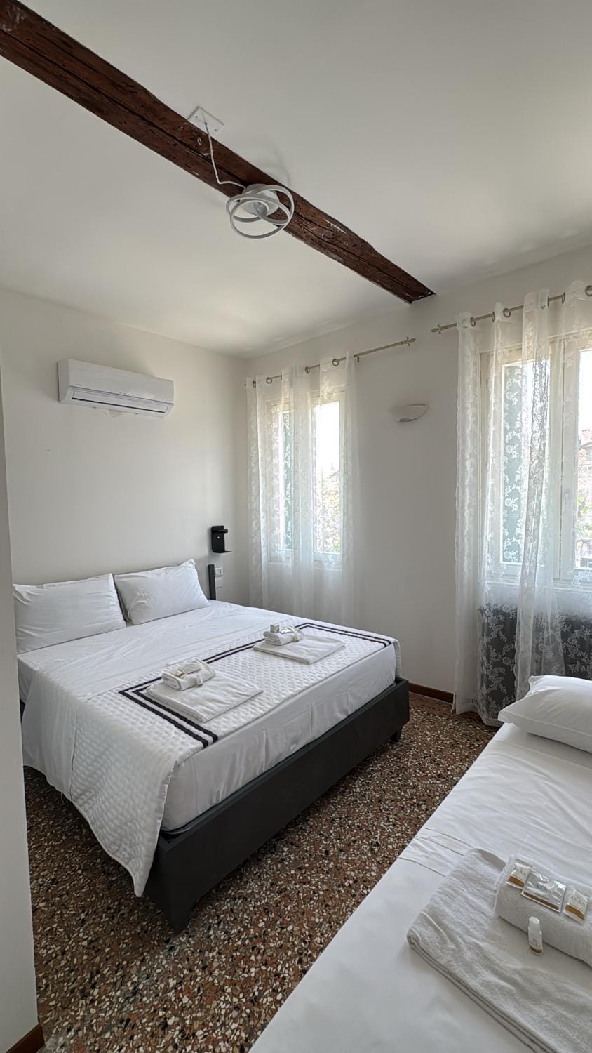 Experience Hotel Antico Capon Hotel in Venice